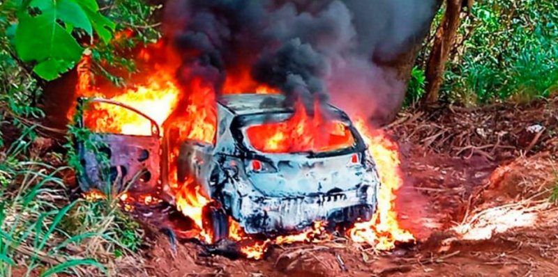 Carro roubado em Guaiçara é encontrado incendiado em Penápolis
