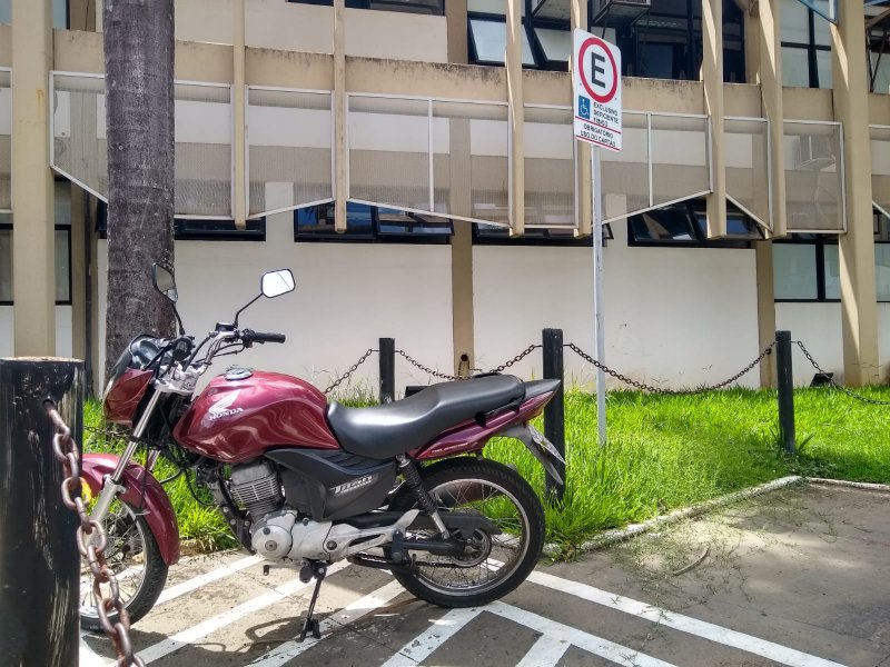 Desrespeito em estacionamentos gera reclamação em Penápolis