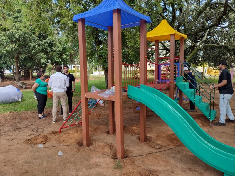 Secretaria de Educação adquire quase R$ 1 mi em playgrounds para as escolas