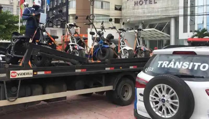 Operação da Polícia Militar fiscaliza a condução irregular de motos elétricas