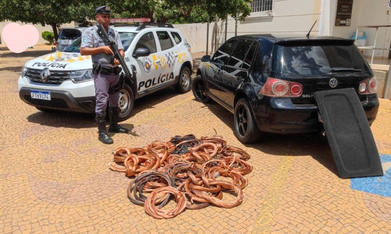 Casal é preso por furtar cabos e canos de cobre de empresa