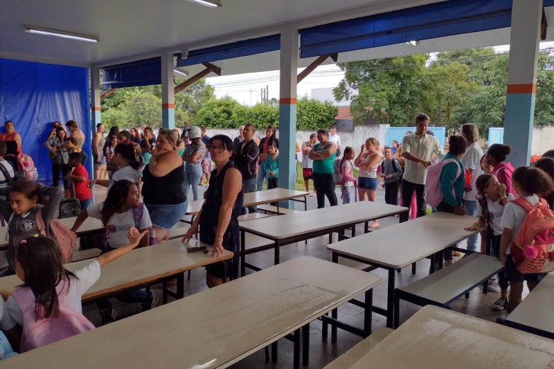 Volta às aulas 2023: prefeito visita escolas no primeiro dia de aula