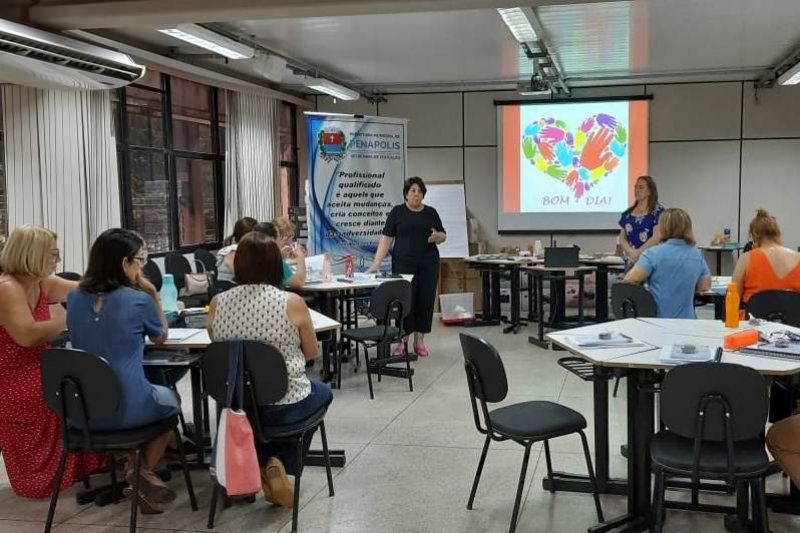 Professores do Atendimento Educacional Especializado fazem curso de formação