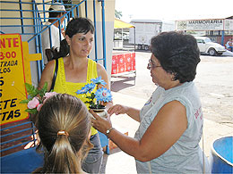 Dengue: Saúde faz orientações no cemitério Santa Cruz