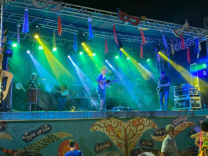 Folia: Carnaval na Praça reúne foliões em clima de descontração