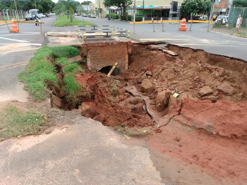 Trânsito: avenida em Penápolis é interditada
