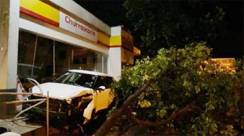Jovem embriagado bate carro contra churrascaria em Penápolis