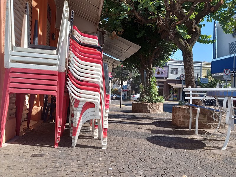 Decreto regulamenta mesas em calçadas