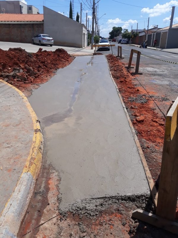 Secretaria Municipal de Obras e Serviços executa duas bacias na rua Augusto Pereira de Moraes