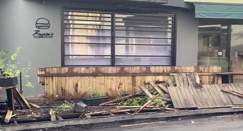 Rapaz bate carro em parklet de hamburgueria no centro de Penápolis