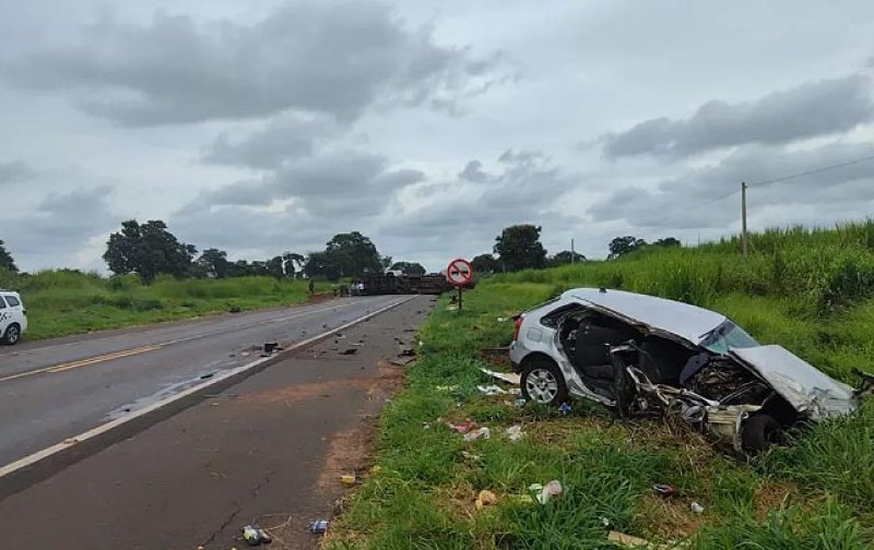 Homem é preso após jogar carro contra caminhão na Assis Chateaubriand