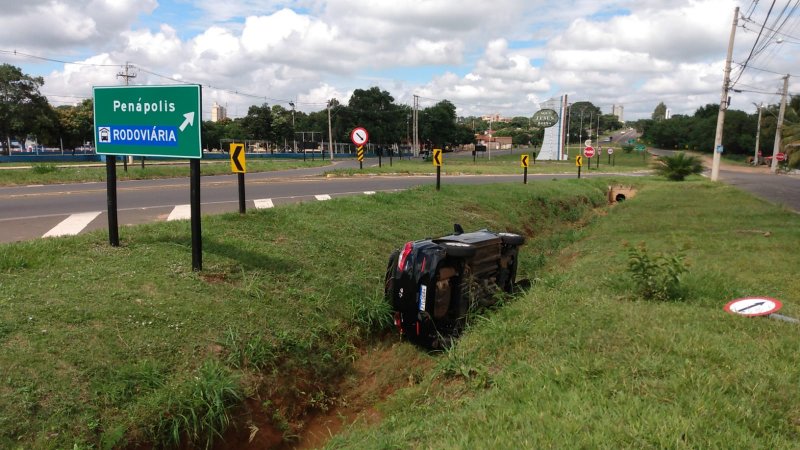 Motorista perde o controle bate em muro e cai em canaleta próximo ao Centro de Lazer