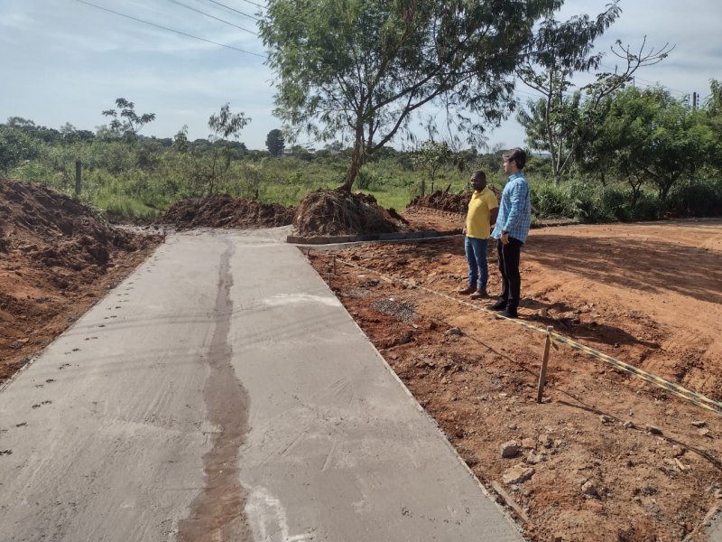 Cruzamento: Obras constrói bacia coletora no bairro Santa Leonor