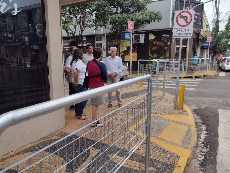 Segurança no trânsito: gradis para pedestres são instalados em cruzamentos