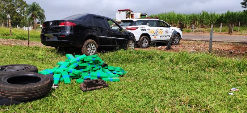 Dupla tomba carro com maconha ao fugir da polícia