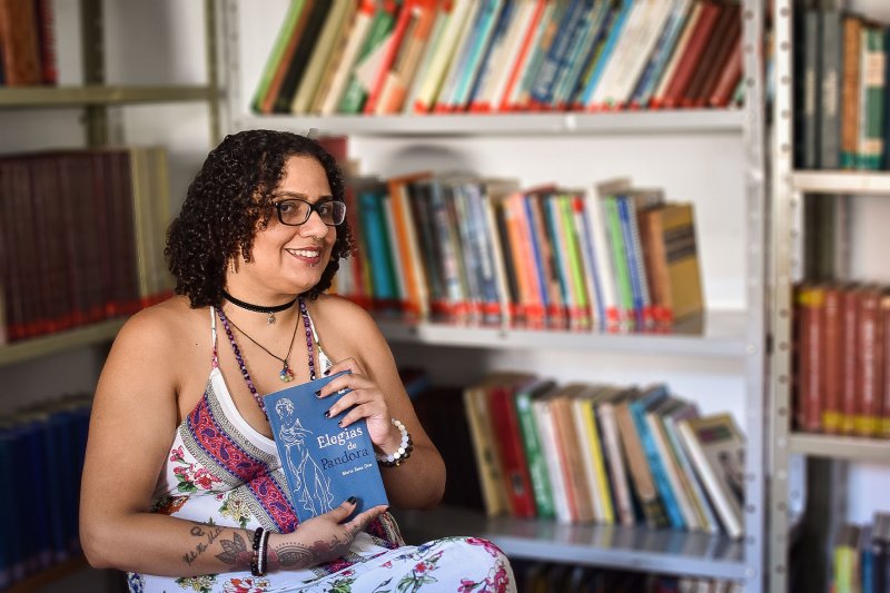 Professora lança livro de poesia gótica e ultrarromântica no próximo dia 25