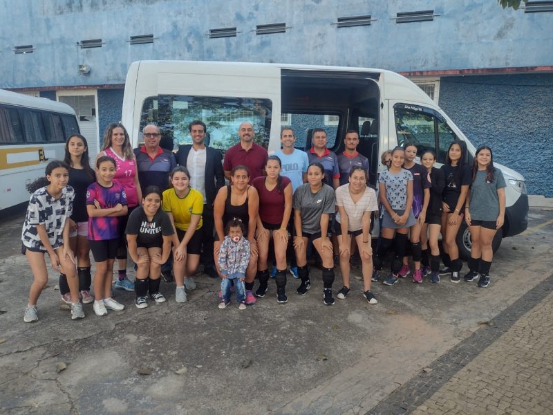 Recursos próprios: Secretaria de Esporte adquire van para transporte de atletas