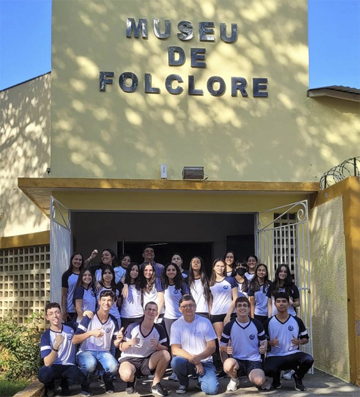 Alunos do Colégio Anglo fazem visita ao Museu do Folclore de Penápolis