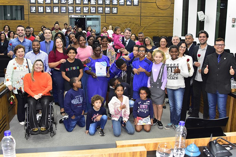 Câmara: Conceição Aparecida Jorge Xavier recebe título de Mãe do Ano