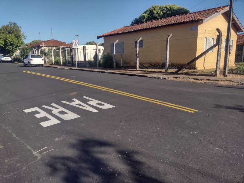 Ruas recapeadas recebem sinalização de trânsito