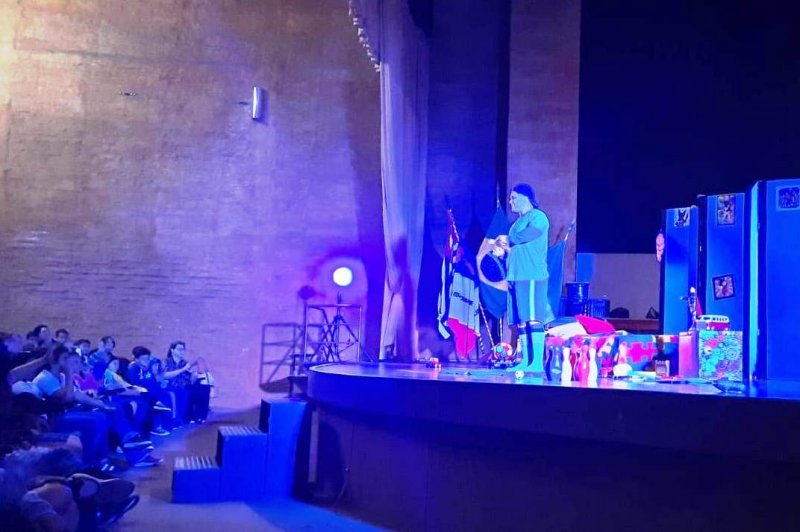 Mais de 1.500 crianças e adolescentes prestigiam espetáculo teatral