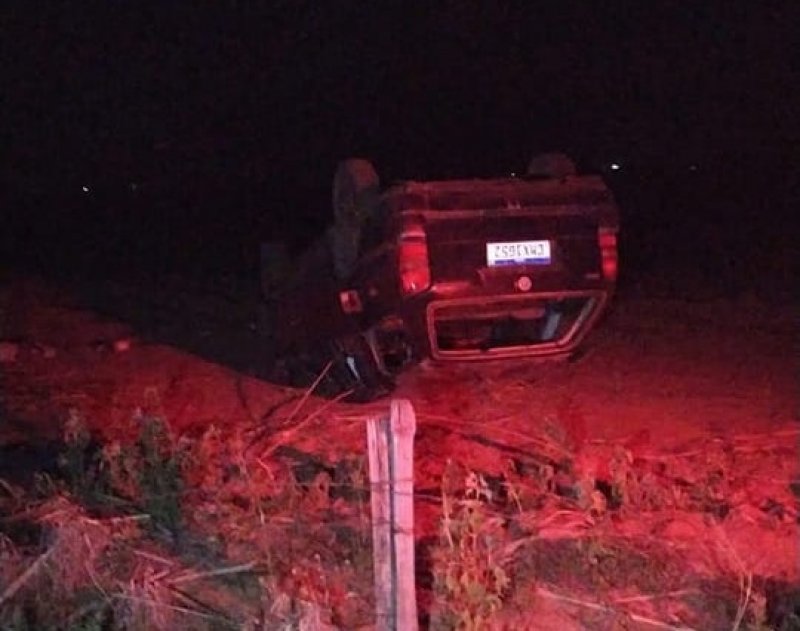 Veículo capota em estrada vicinal na região