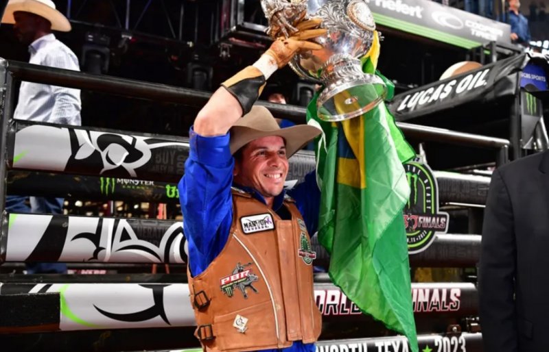 Peão que conquistou título de campeão mundial de rodeio é recebido com festa