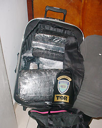 Polícia: Jovem é flagrada com mala cheia de maconha