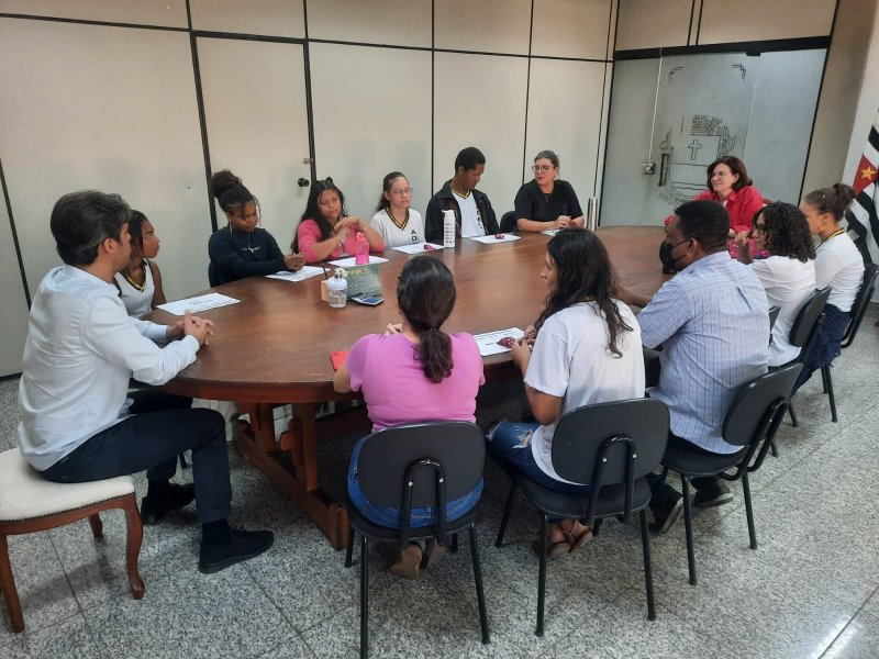 Alunos da escola Adelino Peters visitam a Prefeitura de Penápolis