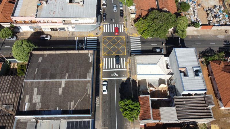 Prefeitura executa sinalização de solo em novo semáforo