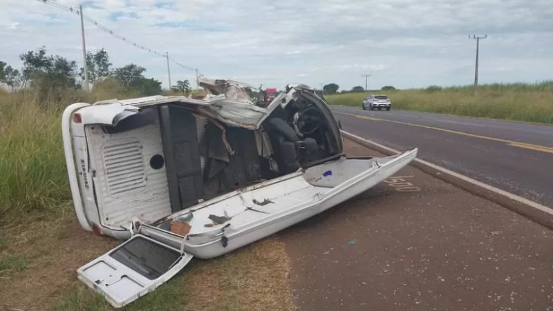Batida entre picape e Kombi deixa morto e feridos em rodovia da região