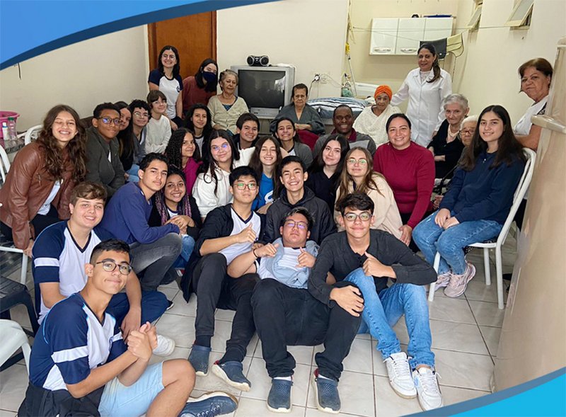 Alunos do Colégio Anglo visitam idosos em casa de repouso de Penápolis