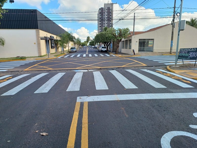 Semáforo: Prefeitura executa sinalização de solo em cruzamento