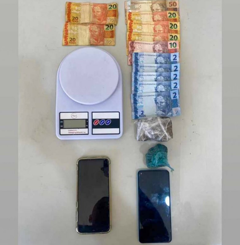 Rocam flagra jovem e adolescente com maconha