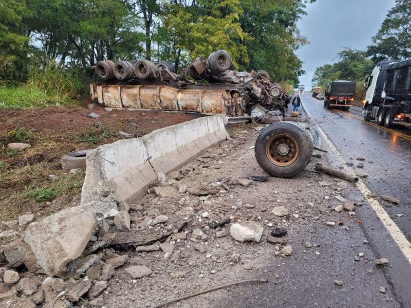 Caminhão tomba em rodovia entre Birigui e Buritama
