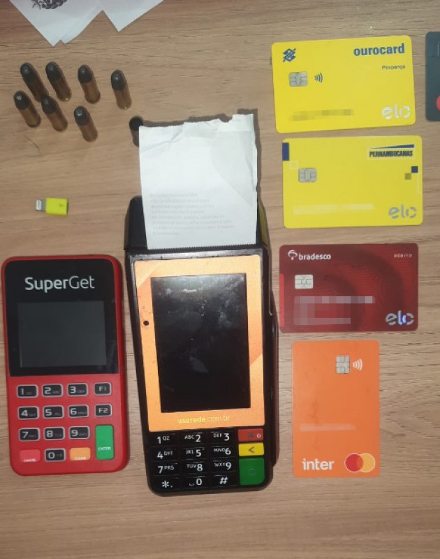 PM prende homem com arma, munições e maquinas de cartão