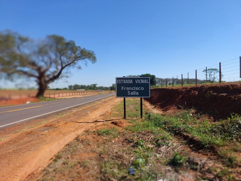 Secretaria Municipal de Agricultura efetua roçagem à margem de vicinais em Penápolis