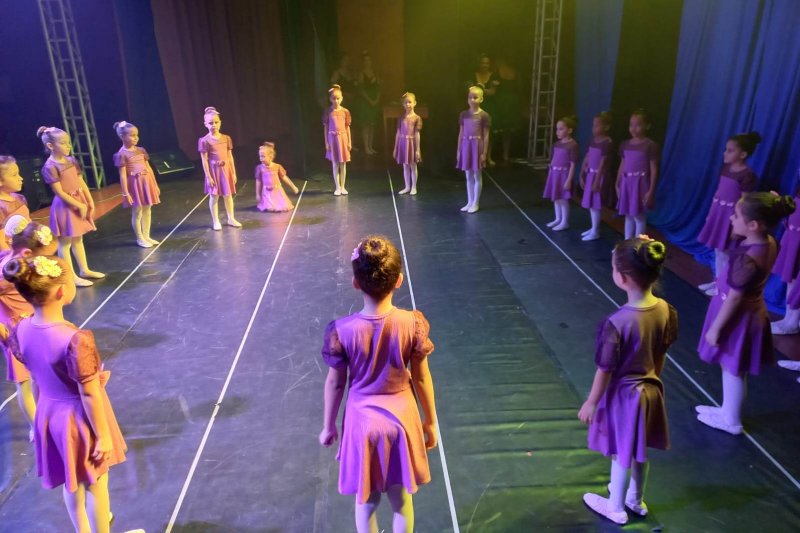 Alunos do Núcleo Municipal de Dança fazem apresentação de encerramento de semestre