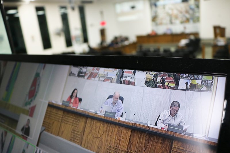 Câmara vota 19 projetos em sessão extraordinária nesta segunda-feira