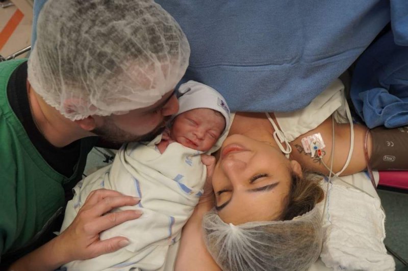 Mãe e filha dão à luz no mesmo dia