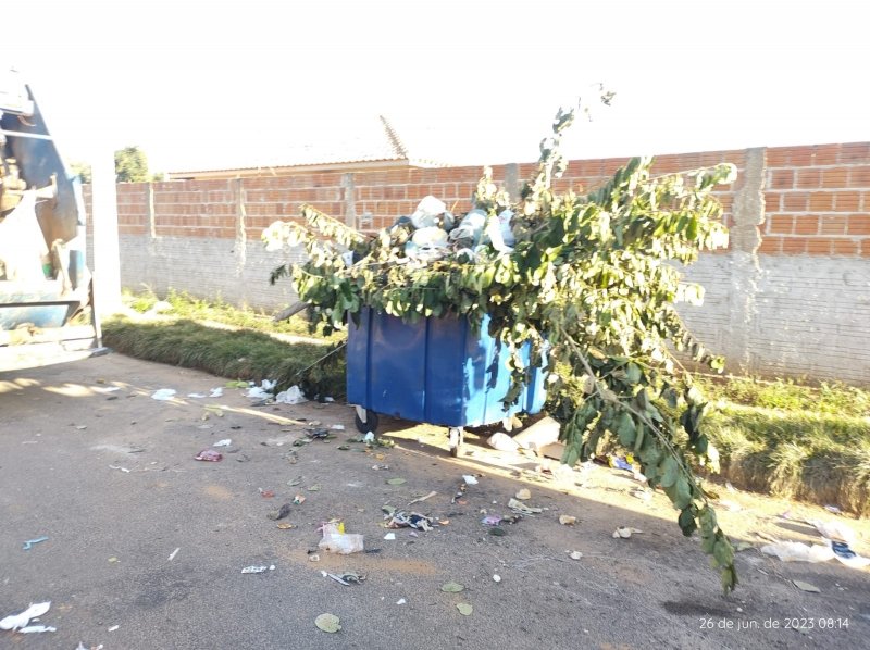 Uso correto dos containers é essencial para a limpeza da cidade