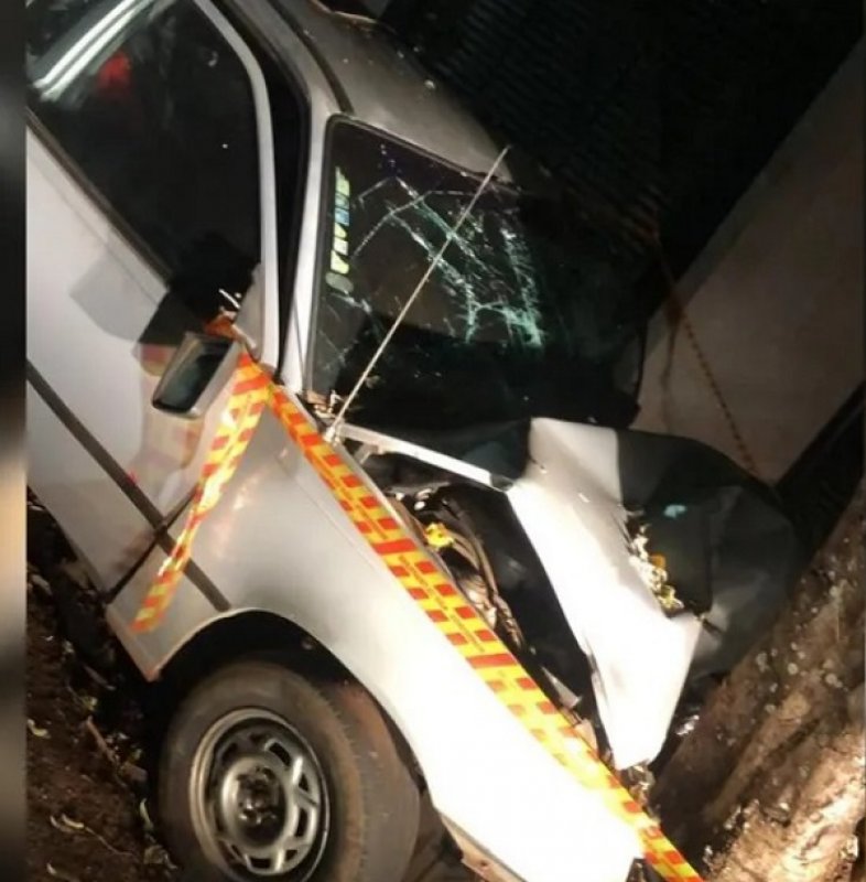 Jovem de 19 anos morre após bater carro em árvore