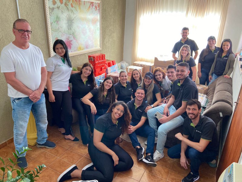 Vila da Infância recebe alimentos arrecadados pela cooperativa Sicredi