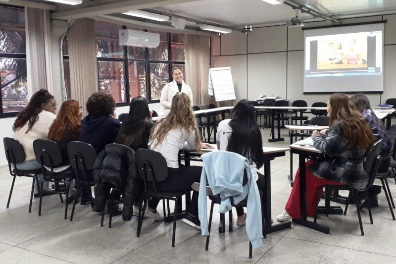 Equipe do Programa Criança Feliz participa de formação