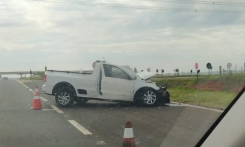 Motorista de picape morre após bater em caminhão em rodovia