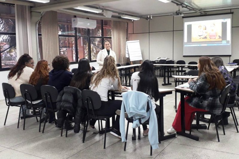 Equipe do Programa Criança Feliz participa de formação 