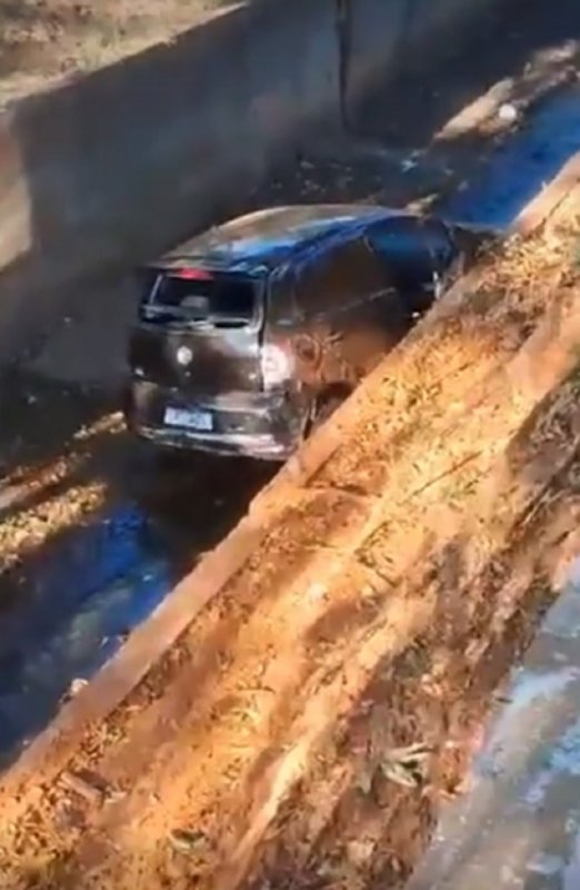 Mulher se fere após carro cair no córrego Maria Chica