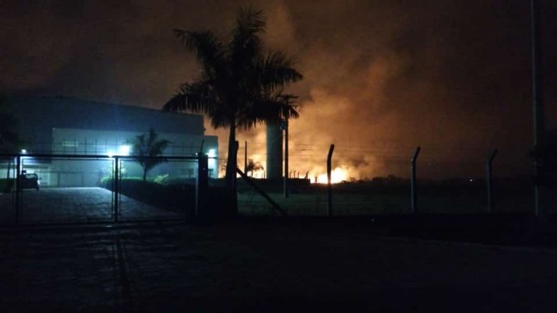 Fogo atinge pastagem no aeroporto de Penápolis