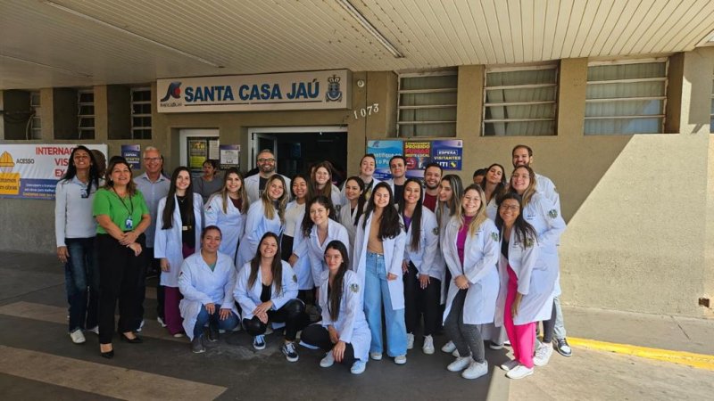 Turma do curso de Medicina da Funepe visita Santa Casa de Jaú
