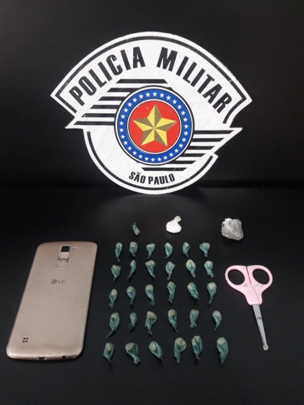 Policiais da Rocam prendem homem por tráfico no bairro Silvia Covas